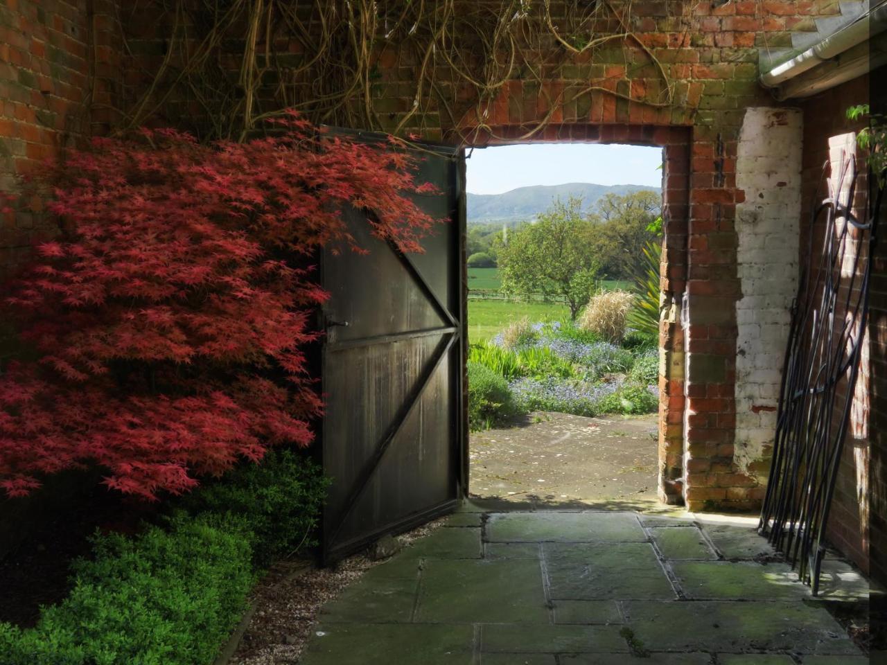 The Packing House Villa Severn Stoke Bagian luar foto